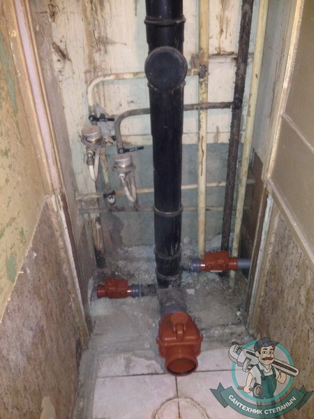 Монтаж обратного клапана на канализацию (спасение жильцов первых этажей)