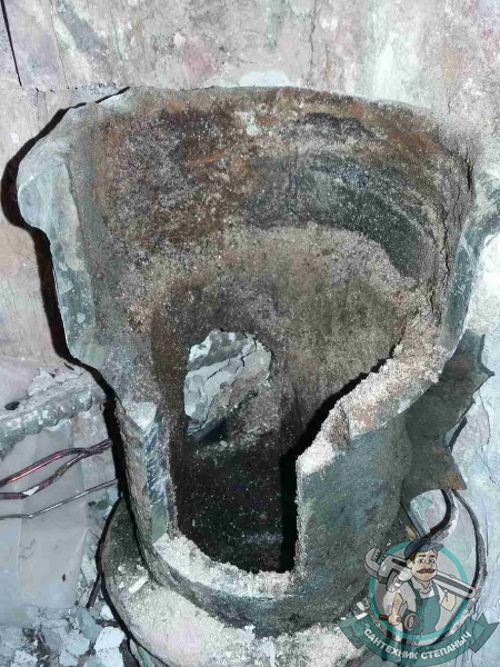 Прогнивший раструб канализационного стояка, до замены