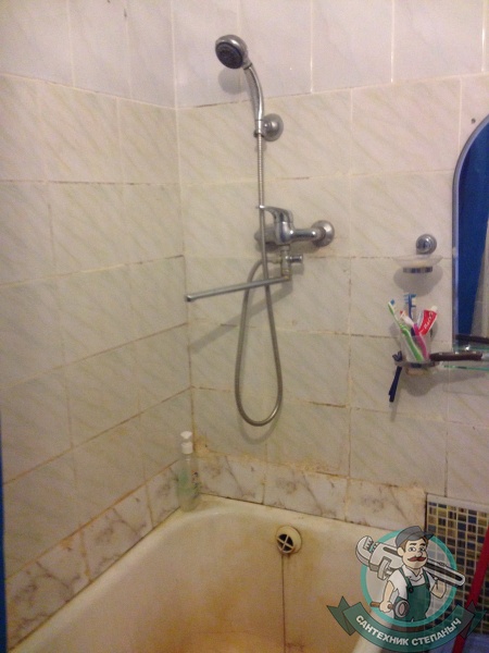 Неправильное размещение смесителя над ванной