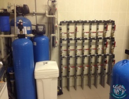Система фильтрации воды (слева) и разводка водоснабжения (справа) в коттедже