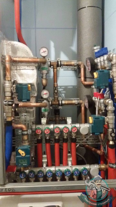 Коллекторный узел водоснабжения и отопления в обвязке трубами Рехау